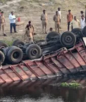 Ballia News: टोस नदी में गिरा कोयला लदा ट्रक, खलासी की मौत, चालक गंभीर