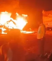 मिर्जापुर में भीषण सड़क हादसा, बोलेरो में लगी आग; 6 से अधिक लोगों के जिंदा जलने की आशंका