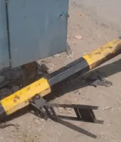 बंद रेलवे फाटक तोड़ ट्रैक पर पहुंचा ऑटो, सूझबूझ से टला बड़ा रेल हादसा