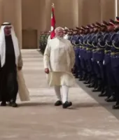 अबू धाबी पहुंचे पीएम मोदी, यूएई के साथ कई अहम समझौतों पर हुए हस्ताक्षर