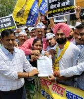 स्मार्ट मीटर के विरोध में आप कार्यकर्ताओं का प्रदर्शन, राज्यपाल को ज्ञापन