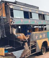 गंगा एक्सप्रेस-वे पर दर्दनाक हादसा : बस का टायर बदल रहे यात्रियों को ट्रक ने रौंदा, एक की मौत