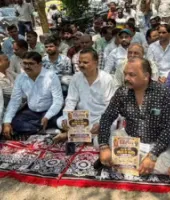 प्रधानमंत्री की अपील के विरोध में लखनऊ में सर्राफा व्यापारियों का सांकेतिक धरना