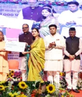 बढ़े मानदेय का चेक पाकर भावुक हुए अनुदेशक, बोले- पहली बार मिला सम्मान और सुरक्षा