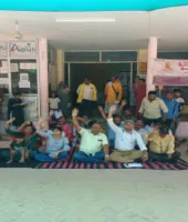Barabanki News : बाराबंकी में एनएचएम संविदा कर्मचारियों का धरना शुरू, ‘वेतन नहीं तो काम नहीं’ के लगे नारे