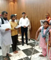 जनसुनवाई में डीएम ने दिव्यांगजनों को वितरित किए सहायक उपकरण