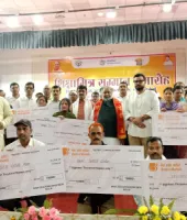 Ballia News: शिक्षामित्र सम्मान समारोह में मंत्री दयाशंकर सिंह ने बांटे चेक, विकास योजनाओं की दी जानकारी