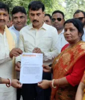 सपा सांसद की टिप्पणी पर भाजपा महिला मोर्चा का प्रदर्शन, राष्ट्रपति के नाम सौंपा ज्ञापन