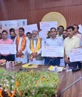 बलिया में अंशकालिक अनुदेशकों का सम्मान समारोह आयोजित, वितरित किए गए मानदेय के प्रतीकात्मक चेक