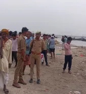 Ballia News: गंगा में मुंडन संस्कार के दौरान चार लोग डूबे, तलाश जारी