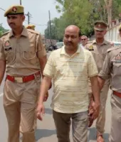 Azamgarh News: 51 लाख के अनियमित भुगतान मामले में जिला समाज कल्याण अधिकारी गिरफ्तार