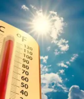 Heat Wave: वाराणसी में भीषण गर्मी का कहर, राहत के लिए लगाए गए ग्रीन शेड और वाटर एटीएम