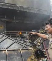लखनऊ अग्निकांड : मातम, चीखें और बेबसी के बीच मदद की गुहार, हर आंख हुई नम