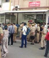Lucknow Fire Tragedy: ट्रॉमा सेंटर में गूंजी चीखें और सिसकियां, अपनों की तलाश में भटकते रहे परिजन