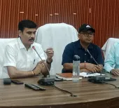 सीएम डैशबोर्ड समीक्षा में डीएम ने लगाई अधिकारियों की क्लास, 14 अधूरी परियोजनाओं पर जताई नाराजगी