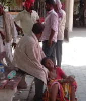 Ballia News: सड़क किनारे खड़ी बस से टकराई बाइक, पति-पत्नी की दर्दनाक मौत