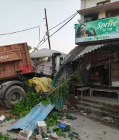 Mau-Rasra Road Accident : तेज रफ्तार ट्रेलर दुकानों में घुसा, लाखों की संपत्ति नष्ट, चालक घायल