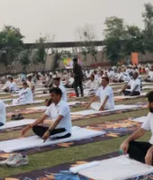 Ballia News: अंतरराष्ट्रीय योग दिवस पर पुलिस लाइन में भव्य आयोजन, परिवहन मंत्री दयाशंकर सिंह ने किया योगाभ्यास