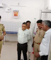Ballia News: ट्रैक्टर की टक्कर से युवक की मौत, इलाज में लापरवाही का आरोप; जिला अस्पताल में परिजनों का हंगामा