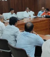 बलिया में स्वास्थ्य योजनाओं की समीक्षा, डीएम ने 100 शैय्या अस्पताल का निर्माण शीघ्र पूरा कराने के दिए निर्देश
