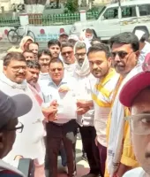 बलिया में शिक्षकों का विशाल प्रदर्शन, टीईटी अनिवार्यता के विरोध में सरकार को सौंपा ज्ञापन