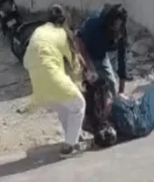 होटल के बाहर पत्नी ने पति को प्रेमिका संग पकड़ा, बीच सड़क पर हुआ हाईवोल्टेज ड्रामा
