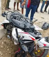 Ballia News : बोलेरो की टक्कर से बाइक सवार दो युवक गंभीर घायल, चालक वाहन छोड़कर फरार