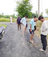 Ballia News : सड़क निर्माण में घटिया गुणवत्ता का आरोप, ग्रामीणों ने काम रुकवाया