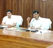 राजस्व वसूली में लापरवाही पर डीएम सख्त, अवैध खनन पर एफआईआर और वाहन सीज करने के निर्देश