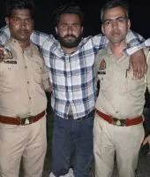 हत्या का वांछित आरोपी पुलिस मुठभेड़ में गिरफ्तार, पैर में लगी गोली