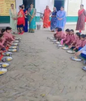 बलिया: बच्चों के साथ जमीन पर बैठकर BEO ने चखा मिड-डे-मील, शिक्षा व्यवस्था का लिया जायजा