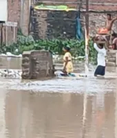 बलिया में गंगा-घाघरा का बढ़ा जलस्तर, कई इलाकों में घुसा बाढ़ का पानी; कटान से पलायन को मजबूर ग्रामीण