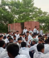 Shravasti News: नवोदय विद्यालय में खाने में कीड़े मिलने का आरोप, छात्रों ने शुरू की भूख हड़ताल; हॉस्टल की छत पर प्रदर्शन