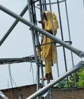 Ballia News : मोबाइल चलाने को लेकर डांट से नाराज युवती टॉवर पर चढ़ी, पुलिस की समझाइश के बाद सुरक्षित उतरी