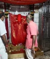 बलिया में प्राचीन पचेव देवी मंदिर से चांदी का मुकुट और छतरी चोरी, CCTV में कैद हुए नकाबपोश चोर