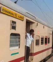 बलिया रेलवे स्टेशन पर गरीब नवाज एक्सप्रेस का कोच अटेंडेंट 30 बोतल शराब के साथ गिरफ्तार