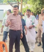 बलिया: बैरिया आपदा कंट्रोल रूम के औचक निरीक्षण में मिली अव्यवस्था, डीएम ने जताई नाराजगी