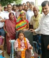 बलिया: एक पैर से जिंदगी की चुनौतियों का सामना कर रही रागिनी की मदद को पहुंचे डीएम, पढ़ाई के लिए दी किताबें और ट्राईसाइकिल
