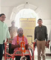 बलिया: जनसुनवाई में दिव्यांग की फरियाद पर डीएम ने तत्काल दिलाई ट्राईसाइकिल