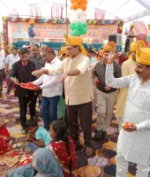 बलिया में 76 जोड़ों ने थामा एक-दूसरे का हाथ, सामूहिक विवाह समारोह में डीएम ने दिया आत्मनिर्भरता का संदेश