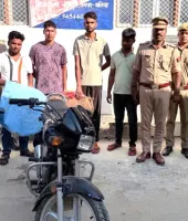 बलिया में राहगीरों से बाइक लूटने वाले गिरोह का पर्दाफाश, चार गिरफ्तार