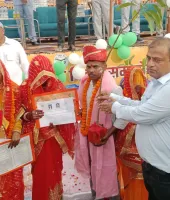 मुख्यमंत्री सामूहिक विवाह योजना के तहत 41 जोड़ों ने थामा एक-दूसरे का हाथ, डीएम ने दी शुभकामनाएं