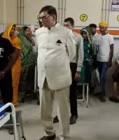 बलिया: मड़ुआ के आटे की रोटी खाने से करीब 45 महिलाएं बीमार, डीएम ने अस्पताल पहुंचकर जाना हाल