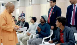 सीएम योगी सख्त: धान क्रय केंद्रों की मनमानी पर डीएम को फटकार, औचक निरीक्षण के निर्देश