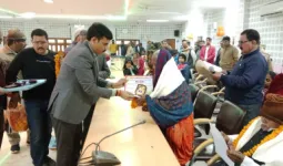 वेटरन्स डे पर वीर नारियों और भूतपूर्व सैनिकों को बलिया डीएम ने किया सम्मानित