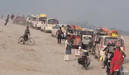 Ballia News: खरीद–दरौली घाट पीपा पुल के पास रेत पर लगा भीषण जाम, बना चर्चा का विषय