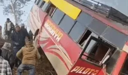 सोनभद्र में यात्रियों से भरी बस खाई में पलटी, दो गंभीर रूप से घायल