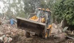 बलिया में अतिक्रमण हटाने पहुंची टीम पर पथराव, पुलिस को छोड़ने पड़े आंसू गैस के गोले