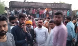 बलिया में सड़क हादसा, चाचा के सामने ट्रैक्टर से गिरकर छह वर्षीय बालक की मौत
