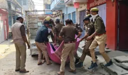 बलिया में दो शव मिलने से हड़कंप, एक ही घर में युवक फंदे पर लटका मिला, बक्से में मिली किन्नर की लाश